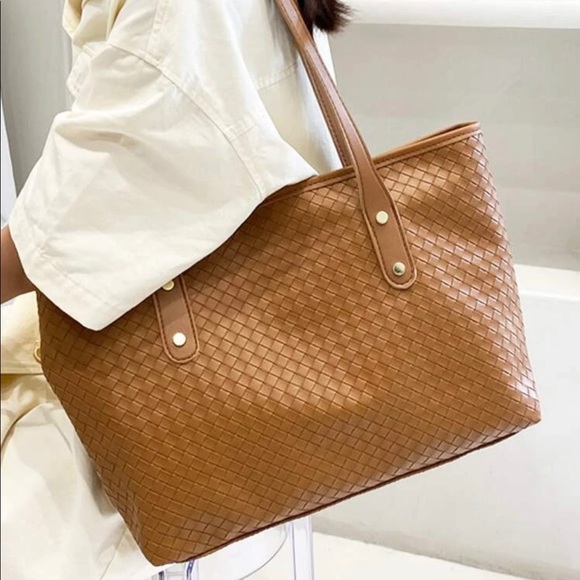Braided embossed tote 👜 - Picture 4 of 8